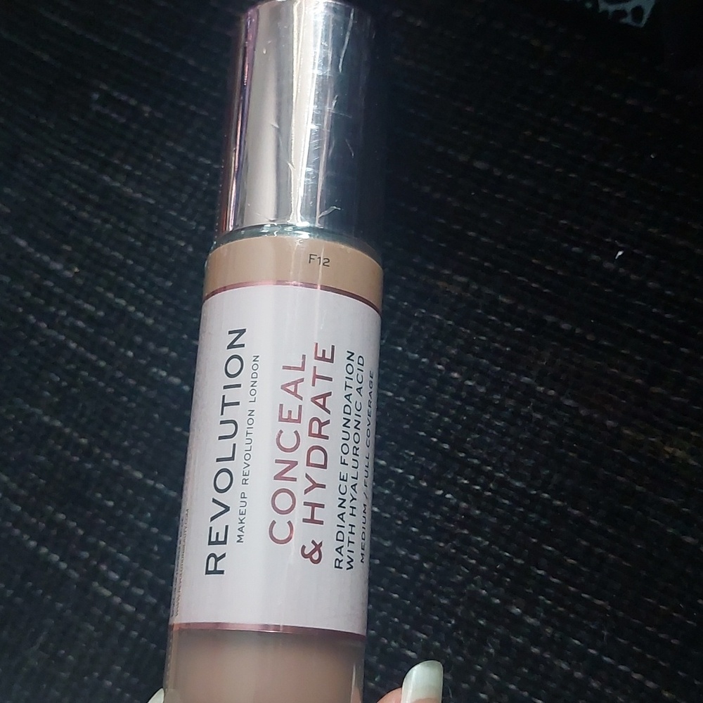makeup revolution conceal‎ & hydrate foundation F12